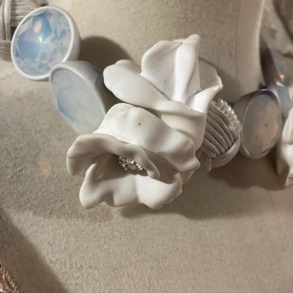 RARE SIGNED J CREW STATEMENT LG WHITE BRULEE RUBBER FLOWER CRYSTAL NECKLACE - Picture 9 of 9